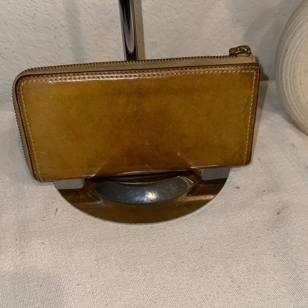 Coach Tan Leather Wallet with Sleek Design and Compact Size - Picture 4 of 11